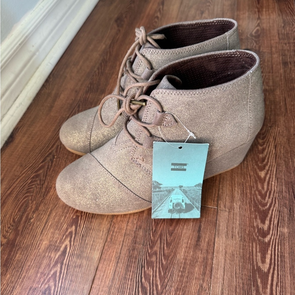 Toms Lace Up Taupe wedge genuine suede Boots. 10 W